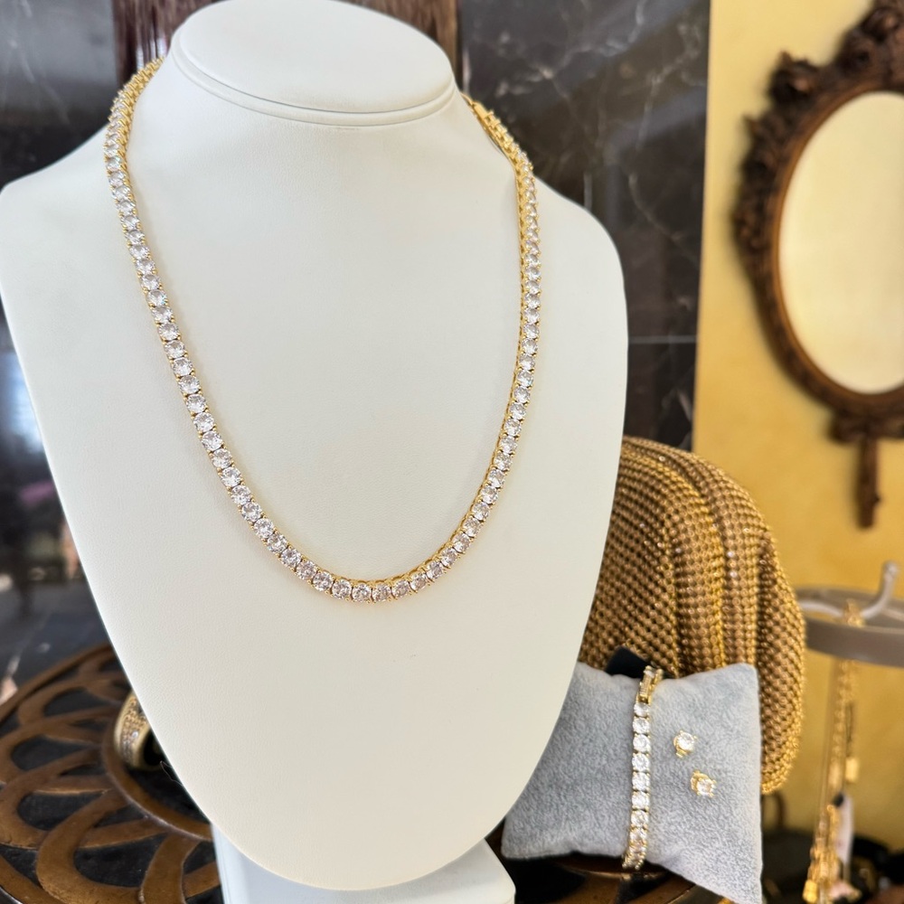 Elegant cleat crystal Tennis necklace, bracelet  set designed for Valentines Day
